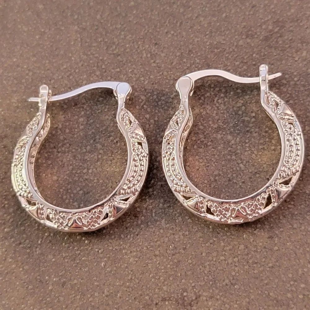 Silver Textured 1" Hoop Earrings - Picture 5 of 5